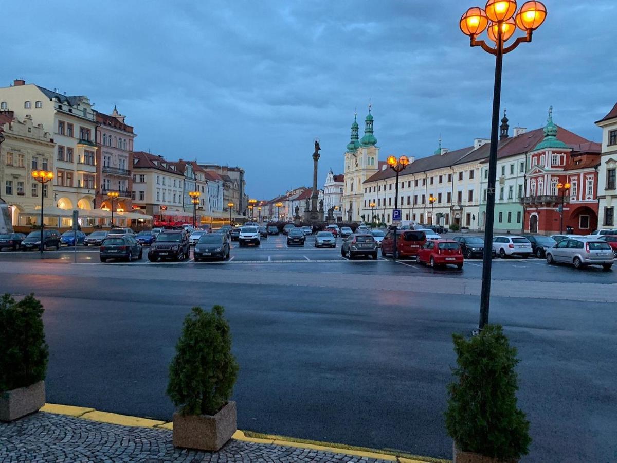 Byt 2+Kk Na Velkem Namesti Hradec Králové Esterno foto